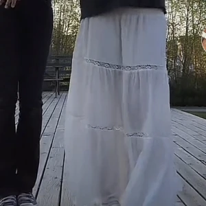 Vit långkjol  - Säljer denna superfina långkjolen från h&m som är använd fåtal gånger💕