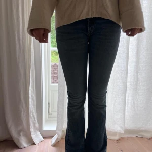 Zara jeans - Säljer mina snygga jeans från zara  som tyvär blivit försmå. De är i bra skick och i storlek 34 funkar även för dig som har 36. Jeansen är bootcut/ flare