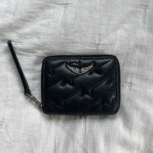 Zadig & Voltaire plånbok - Säljer min Zadig plånbok! Väldigt rymlig och fin🥰andvänt den många gånger men skulle ändå säga att den är i bra skick🥰säljer den för runt 550 kr plus frakt💕men är lite osäker😅