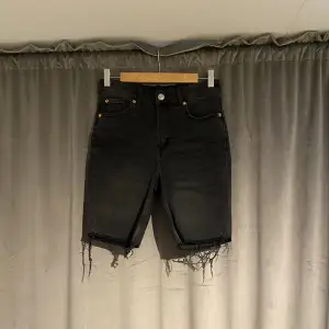 Mörkgråa jeansshorts från hm i bra skick 