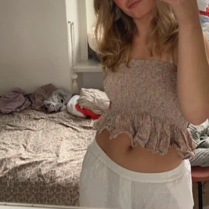 Blommig topp - Blommig bandeau topp med volang köpt på asos💕💞🌸🌺💐🌼