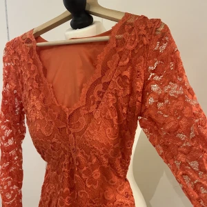 Klänning - Fortfarande i fin skick. Spets klänningen sitter lite över knän. 