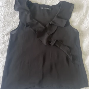 Fin topp från Zara - Superfin topp från Zara som jag tyvärr säljer pga att den är för stor. 🖤Den är storlek S men skulle kunna vara M.