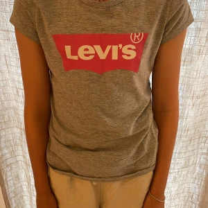 Barn T-shirt - Jättefin barn-T-shirt från Levis. Storlek 140. Köparen står för frakten. Använd köp nu funktionen. Skriv till mig för frågor och funderingar. 