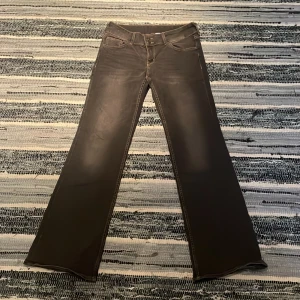Bruna jeans - Knappt använda, nytt skick, säljer då de är för stora. (Frakt ingår inte i priset)