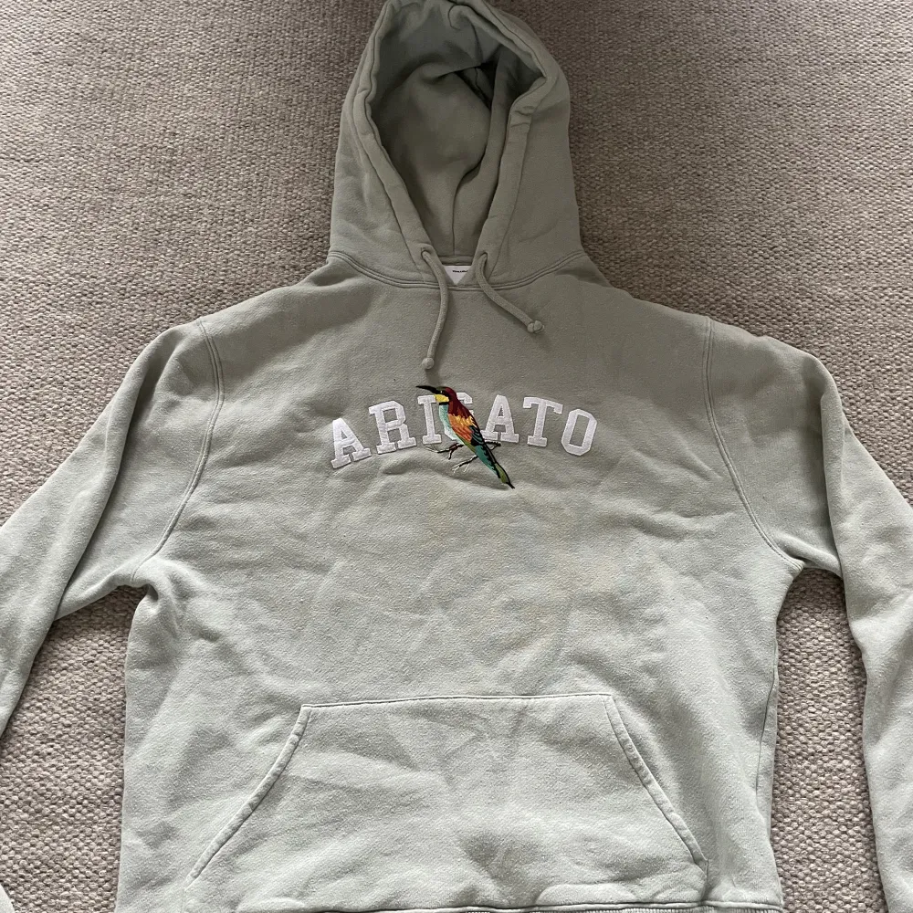 Säljer min Axel Arigato hoodie för att den används inte, Skicket är 9/10 för den bara använts några fåtals gånger, nypris cirka 2200kr. Pris kan sänkas vi snabb affär//Albert. Hoodies.