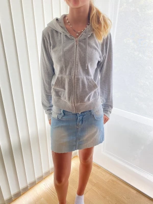 Juicy kofta  - Säljer min juicy tröja den är i fint skit förutom att silver grejerna är borta på snörerna men annars super fin!!❤️❤️ jag har denna storlek M men passar absolut Xs-L beror på hur man vill att den ska sitta!🫶