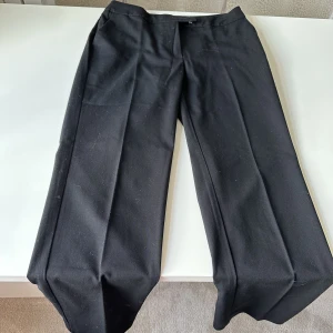 Kostymbyxor NAKD - Kostymbyxor i fint skick från NAKD