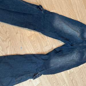 Jätte snygga jeans säljes då dem är för långa för mig. Aldrig använda inga defekter jätte fint skick. 