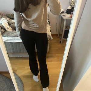 Trendiga Lågmidjade byxor - Säljer nu tyvärr mina fina Lågmidjade byxor för att dom inte kommer till användning längre ❤️ dom är bootcut och går att vika ner till Lågmidjade. Dom är verkligen jättefina ❤️