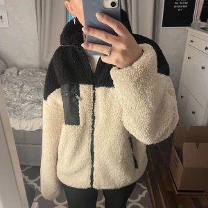 Teddy jacka - Mysigaste Teddy jackan från Gina tricot som är perfekt nu till hösten!! Nypris 500kr säljer för 300💕säljs inte längre på Gina 