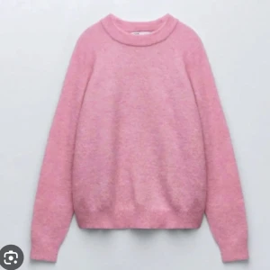 Rosa stickad tröja - Säljer denna rosa stickade från zara i bra skick då jag har en annan rosa tröja, storlek S❤️ faller så fint på kroppen och är jättemysig. Slutsåld på zara 💛 