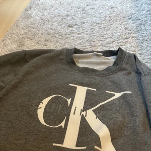 Sweatshirt - Säljer denna Calvin klein tröja eftersom den är för liten på mig nu. (Det är inte riktig Calvin klein tror jag, köpt utomlands)😊