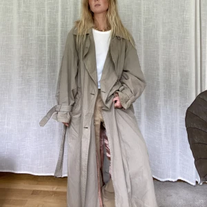 Vintage trench - Vintage trench med några flaws som lätt kan fixas och inget som syns när den är på.   Passas S-L beroende på önskas passform.   Jag är vanligtvis storlek S,164cm lång 💌