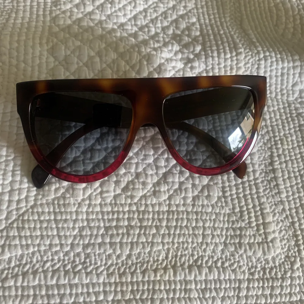 Snygga Celine solglasögon i rött och sköldpadsmösntrade.  Oanvända med fodral och putsduk säljer jag nu dessa . Accessoarer.