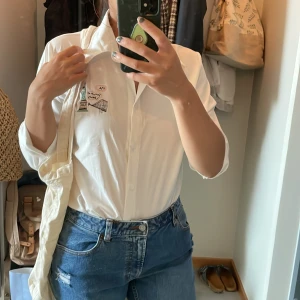 Casual skjorta, XS - Gullig vit skjorta i något skönt material. Sval och fin! Knappt använd. Väldigt casual, funkar till jeans etc :) 