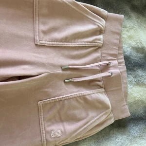 Juicy couture byxor - Rosa juicy couture byxor i XS, färgen är lite mörkare rosa i verkligheten! 