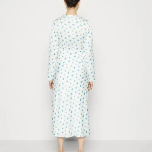 Cocktail klänning  - En lång klänning som enbart används en gång, inga slitage och är i fint skick. 