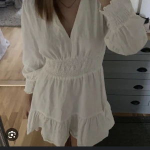 Vit zara klänning - Köpt förra året, skit snygg men hade inga bra bilder så sökte upp en haha, andra bilden är dock på mig👌🏼👌🏼😊😃😃