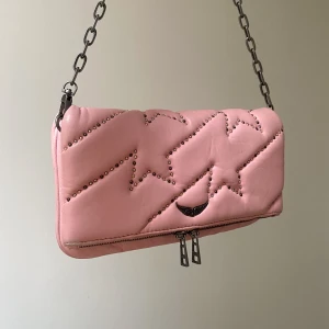 Zadig väska  - Hej !! Säljer denna fina Zadigväska i rosa. Lite använd men inga märkbara defekter förutom ett litet märke på baksidan som ej är märkbart💞💞 skriv privat för fler frågor eller bilder. Dustbag finns ! 