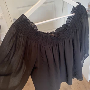 Blus från Zara - Super fin och söt blus från Zara! Armarna är lite see thru men själva blusen är inte genomskinlig 🥰 
