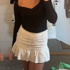 Zara kjol - Super söt zara kjol, knappt använd alltså inga defekter. Storlek 38, säljer för 200 kr🩷🩷 skriv för fler bilder🙏🙏