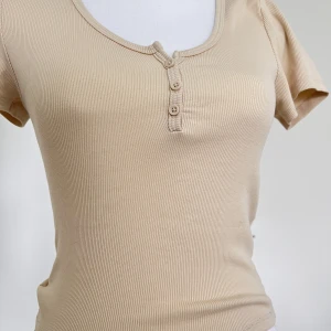 Tajt topp - Beige tajt topp från Gina tricot, kommer inte till användning och därför säljer jag den. Tvättad. 