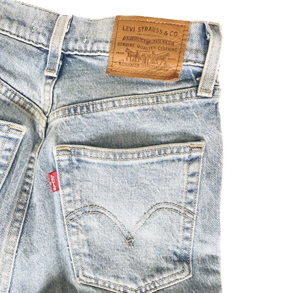 Levi’s jeans i fin ljus tvätt💕. Jeans & Byxor.