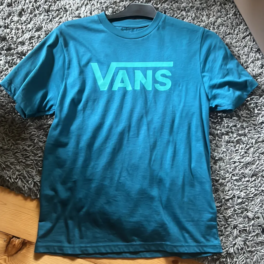 Blå Vans T-shirt använd Max en gång står storlek L men de är nå barn storlek men skulle säga att den är som en S/M . T-shirts.