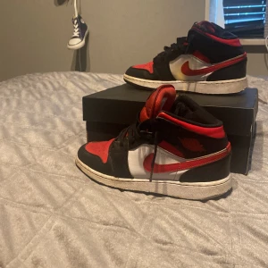 Air jordan 1 mid (gs) - Hej säljer nu mina skor för dem är för små. Köparen står för frakt. Skriv om ni är intresserade. Tar endast Swish 
