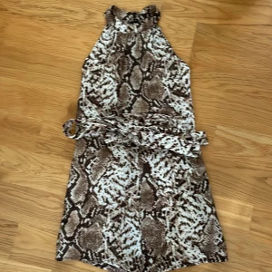 Byxdress - Byxdress med snörning i midjan.