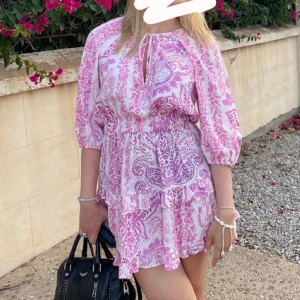 Zaraklänning - Hej! Säljer denna klänning från zara i strl M💞 använd två gånger så i väldigt bra skick!! Skriv privat för frågor eller bilder 🥰🥰