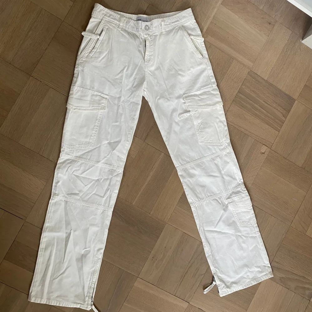 Cargobyxa från Zara. Strl: 36  Aldrig använd då de är för långa för mig som är 158 cm. . Jeans & Byxor.