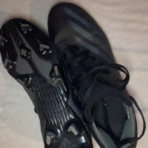 Fotbollskor - Säljer fotbollskor st 40 addidas svarta