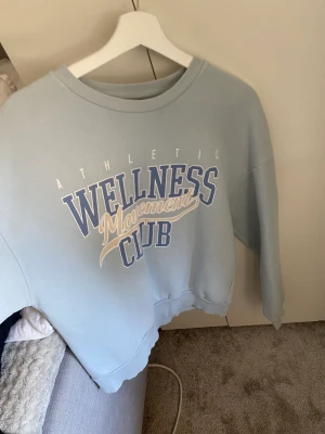 Sweatshirt - Säljer dessa två sweatshirtsen från Gina tricot. Strl S och sköna nu till hösten. 75 för en båda för 120.