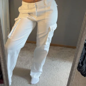 As snygga Cargo byxor - Säljer dessa vita cargo byxor från Zara, helt oanvända och prislappen sitter kvar. 