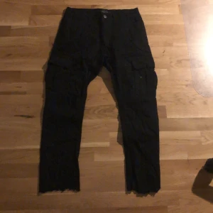 Svarta cargo byxor - Dessa cargosen är får små och används alldrig och är i bra skick är storlek XS i man storlek
