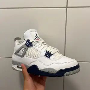 Helt nya Jordan 4 midnight navy som är använda 1 gång men bra skick inte creasade eller något liknade Grease skydd ingår