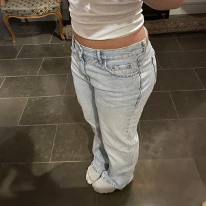 Lågmidjade jeans - Lågmidjade jeans från Gina tricot i en superfin ljusblå färg😍i perfekt skick och aldrig använda Innerbenslängd 82 cm och midjemått 88 cm