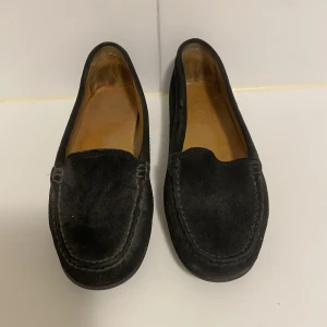 Loafers - Loafers i äkta mocka och skinn