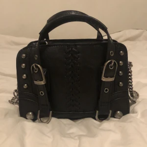 Zara väska - Säljer denna jätte söta väskan som inte kommer till min användning längre. Jätte fin och bra skick. Kjedjan är justerbar, jag har bara knyttet den enligt min smak. Intressekoll så ge förslag på pris 💓