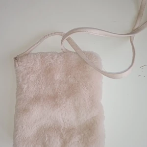 Lurv väska  - Säljer denna för tycker att den är mer för små bar för den får plats med små saker och mobil köparen står för frakt köpte för 150 och säljer för 50