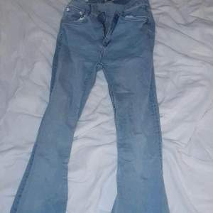 Fina utsvängda blåa jeans