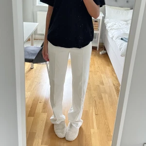 Vita kostymbyxor  - Byxor från NAKD x Hanna schönberg, säljer då jag endast använt dessa en gång💓köparen står för frakt! (Sömmen nedtill är uppsprättad, långa i benen) knapp saknas men man kan knäppa byxorna som vanligt med spärren (se bild)