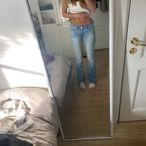Lee jeans - Säljer dehär jättefina jeansen från Lee💕 Köpte på plick så vet tyvärr inte storleken men midjemåttet (rakt över) är 37cm och innerbenslängden är 85cm💕