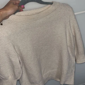 Stickad tshirt - beige stickad tshirt, jag säljer då den inte kommit till andvändning💓