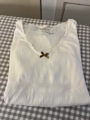 Odd Molly långärmad tröja - Supergulliga vit tröja från Odd Molly med bild på axeln och rosett fram. Väldigt bra skick. Vanlig small. 