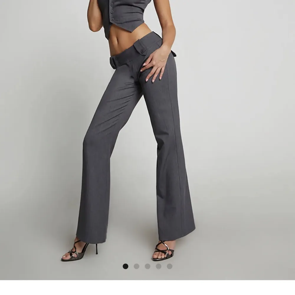 Lågmidjade kostymbyxor i modellen kittie pants från tiger mist!💞 Köpta för 1200 kr med tullen inräknad.  Helt nya med tagg kvar så kan tänka mig 800 kr vid snabb affär🙌🏼😇. Jeans & Byxor.