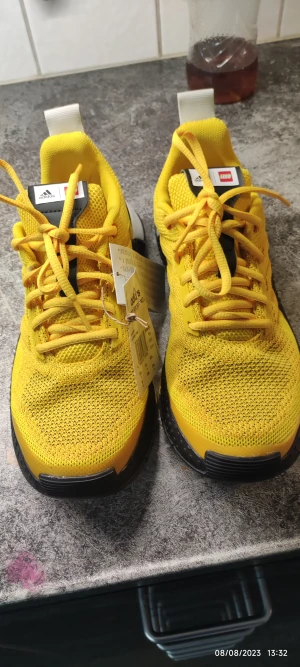 Nya adidas sneakers by lego i Stl 38.5  - Nya adidas sneakers by lego i Stl 38.5  Innermått 23.5 cm   Pris 499 kr  Nypris 999 kr 