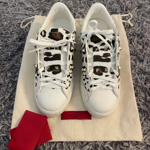 Valentino Garavani rockstud sneakers - Valentino Garavani Rockstud leopard leather sneakers i väldigt fint skick. Använda en gång. Storlek 39. Nypris runt 9000kr.